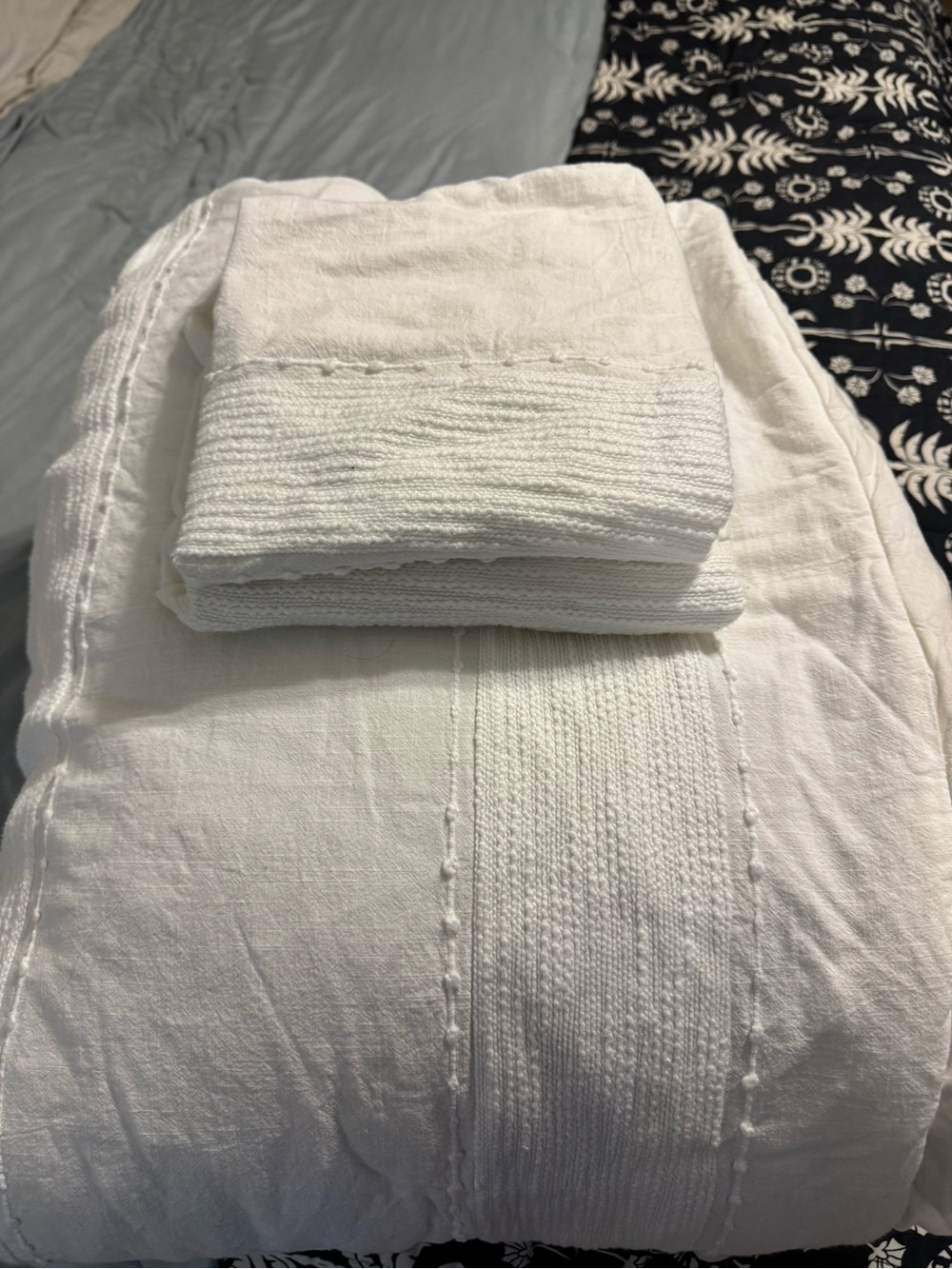 Hearth & Hand Textured Cotton comforter set, Sour cream color king sz 2 shams